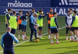 La plantilla del Málaga, durante un entrenamiento reciente en La Rosaleda.