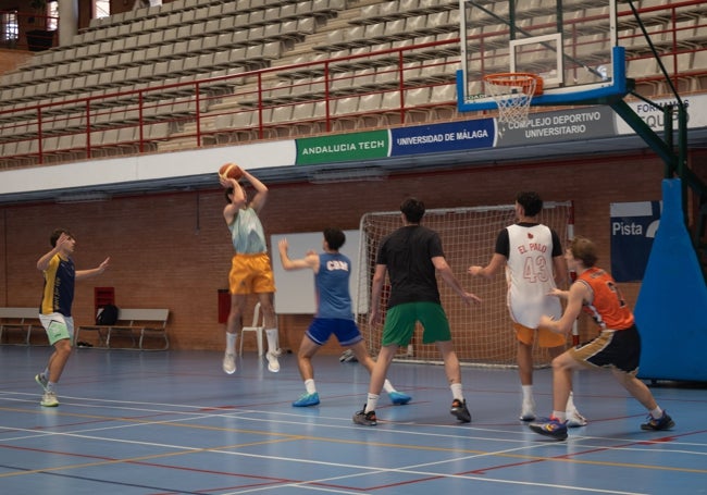 Entrenamiento del equipo de baloncesto.