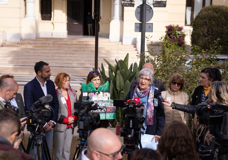 Vecinos del movimiento vecinal del Parque del Oeste, acompañados de ediles del PSOE y Con Málaga.