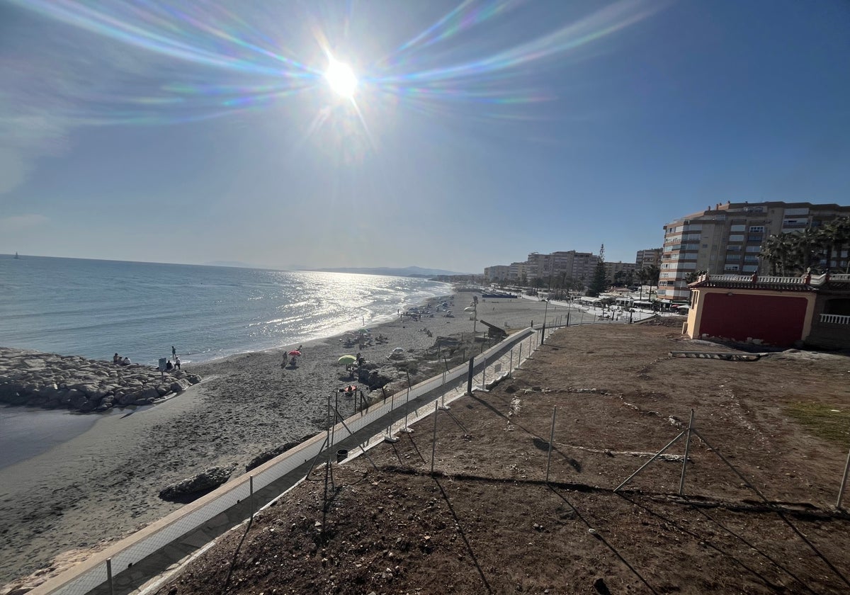 Imagen de la torroxeña playa de Ferrara captada desde el Mirador del Mediterráneo.