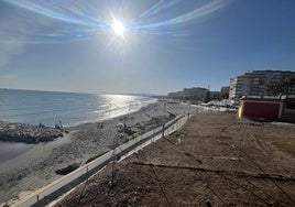 Imagen de la torroxeña playa de Ferrara captada desde el Mirador del Mediterráneo.