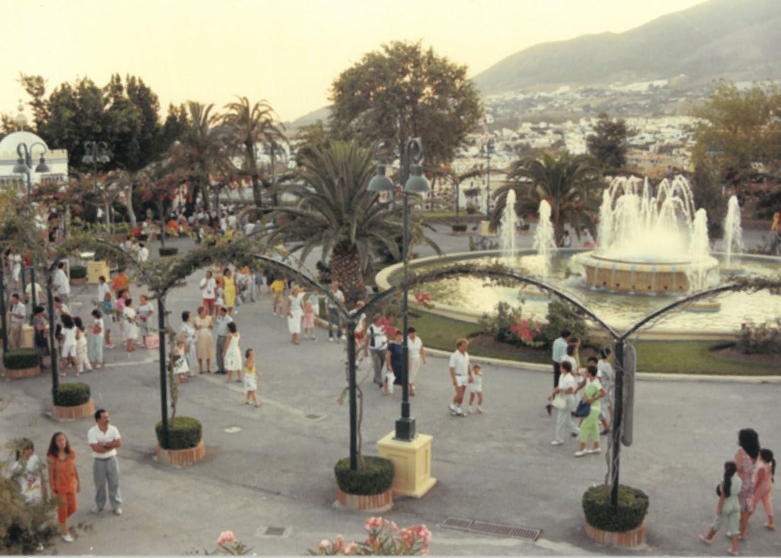 La plaza intermedia del parque, que conectaba con los diferentes espacios temáticos y que estaba presidida por una fuente enorme que por la noche se iluminaba. Alrededor había restaurantes y puestos de comida en los que hacer una parada y reponer fuerzas