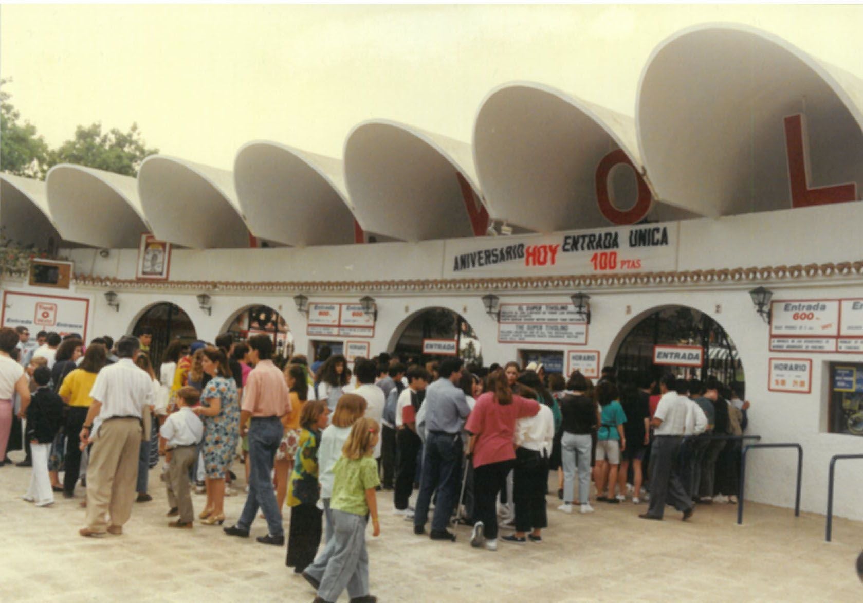 Exterior de Tivoli, donde se ubicaban las taquillas. El cartel superior anunciaba un precio único de 100 pesetas con motivo de un aniversario del parque