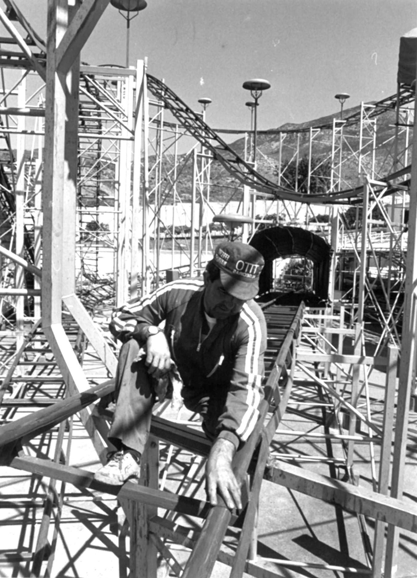 La montaña rusa era una de las atracciones estrella de Tivoli. En la imagen, un operario pone a punto uno de los tramos, a finales de la década de los 80