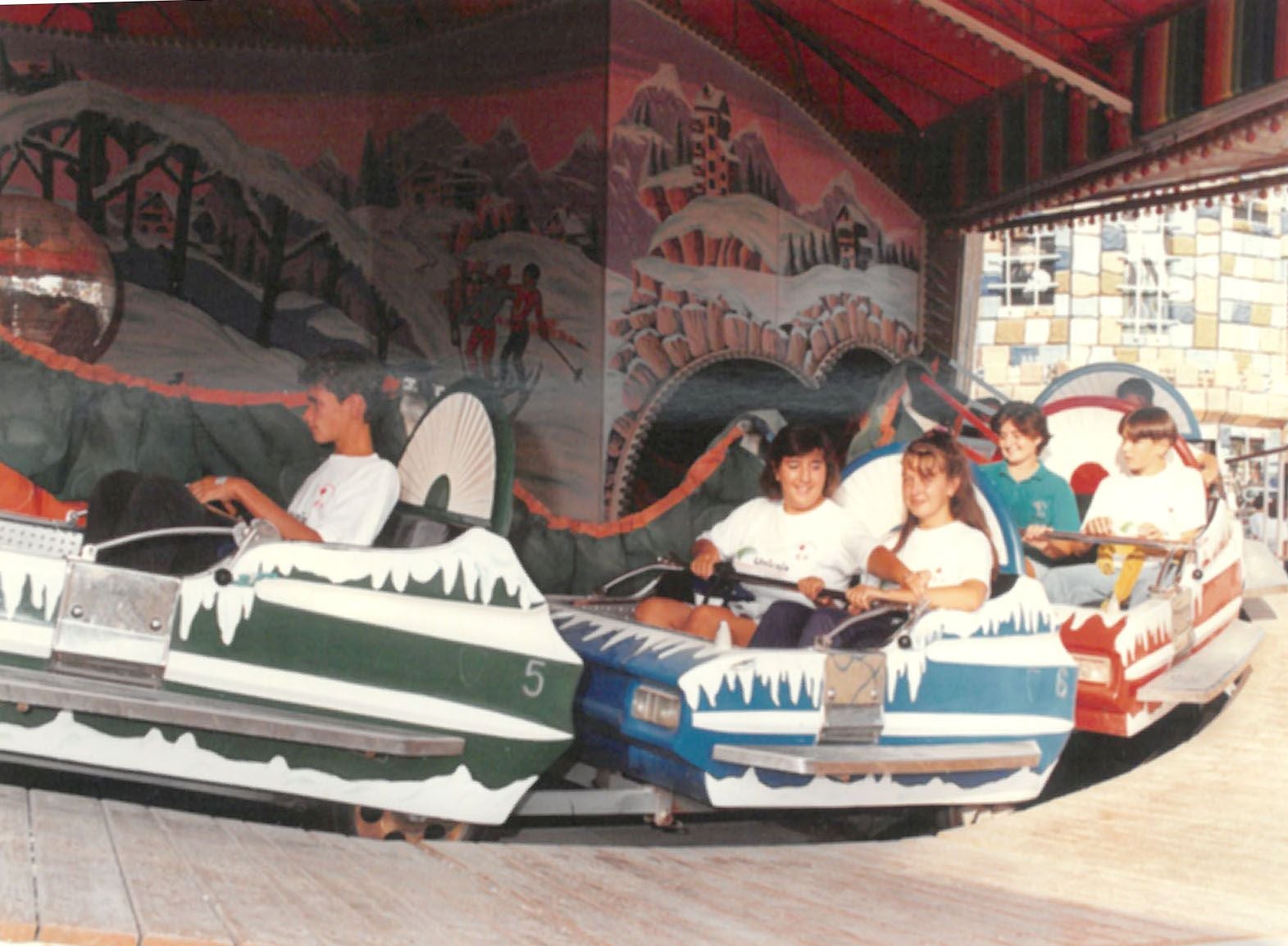 El 'Gusano loco', otra de las atracciones favoritas del público y a sólo unos metros del 'Pulpo'. En la imagen, un grupo de jóvenes se divierte en la atracción, que aún conservaba el toldo que en un momento del recorrido lo cubría todo