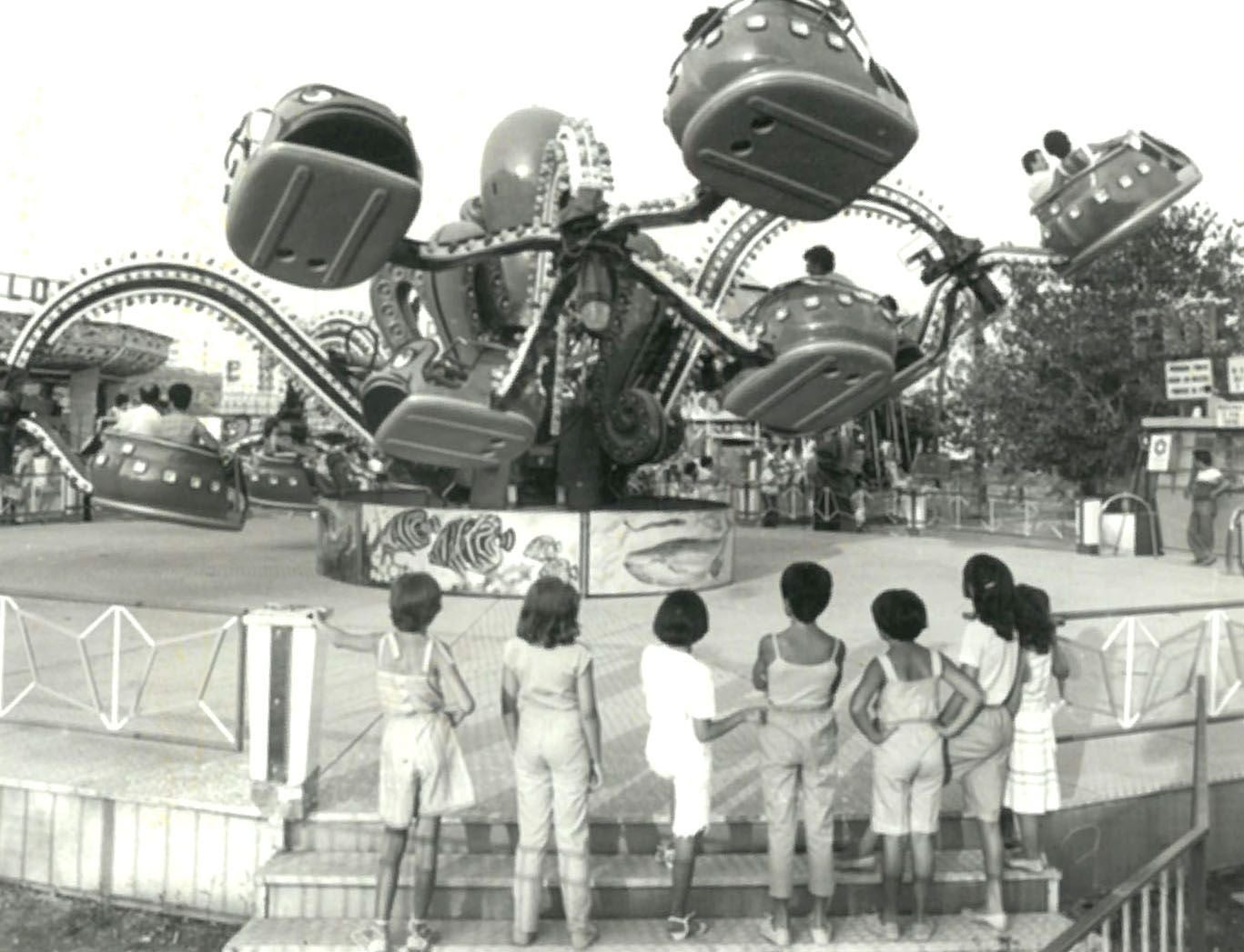 El mítico 'Pulpo', uno de los emblemas del parque, que fue reemplazado por una atracción similar con el paso de los años. En la imagen, un grupo de niños aguarda su turno, a mediados de los años 80