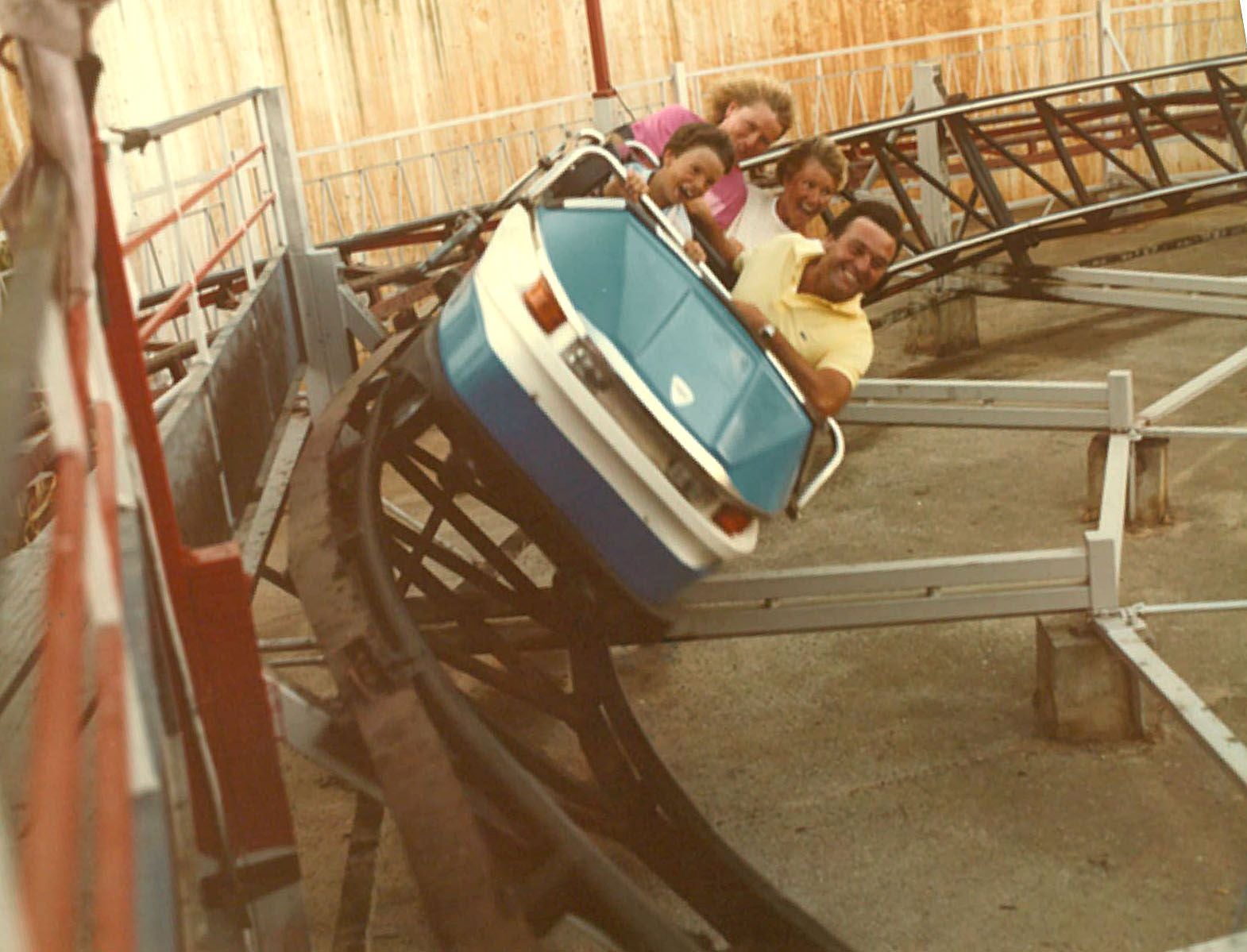 La mítica montaña rusa, en la zona alta del parque, era una de las atracciones emblemáticas del parque. A unos pocos metros, los coches de choque para adultos