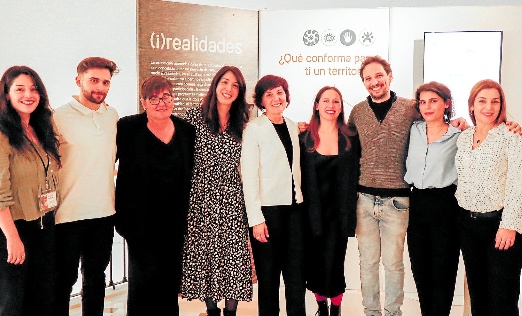 El equipo humano de Museo Ralli junto a Cía Ximena Carnevale durante la inauguración del proyecto (i)realidades.