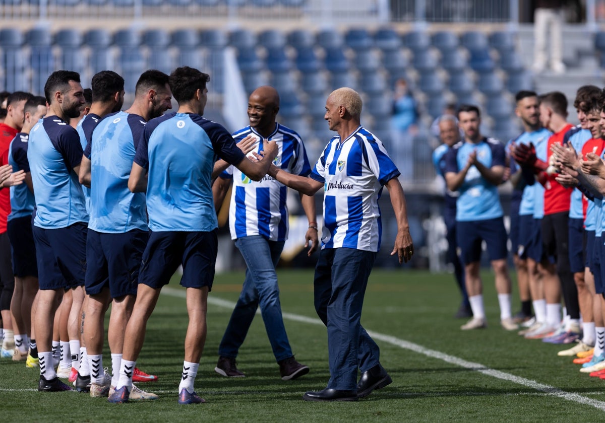 Darío Silva y Dely Valdés atraviesan el pasillo formado por los actuales jugadores del Málaga.