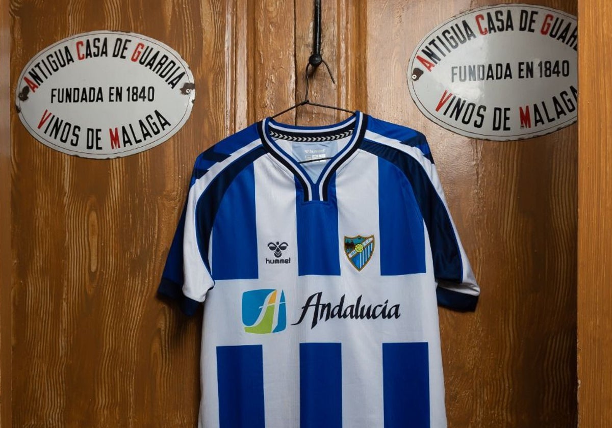 La nueva camiseta retro del Málaga, en la puerta de la Antigua Casa del Guardia.