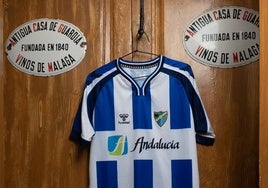 La nueva camiseta retro del Málaga, en la puerta de la Antigua Casa del Guardia.