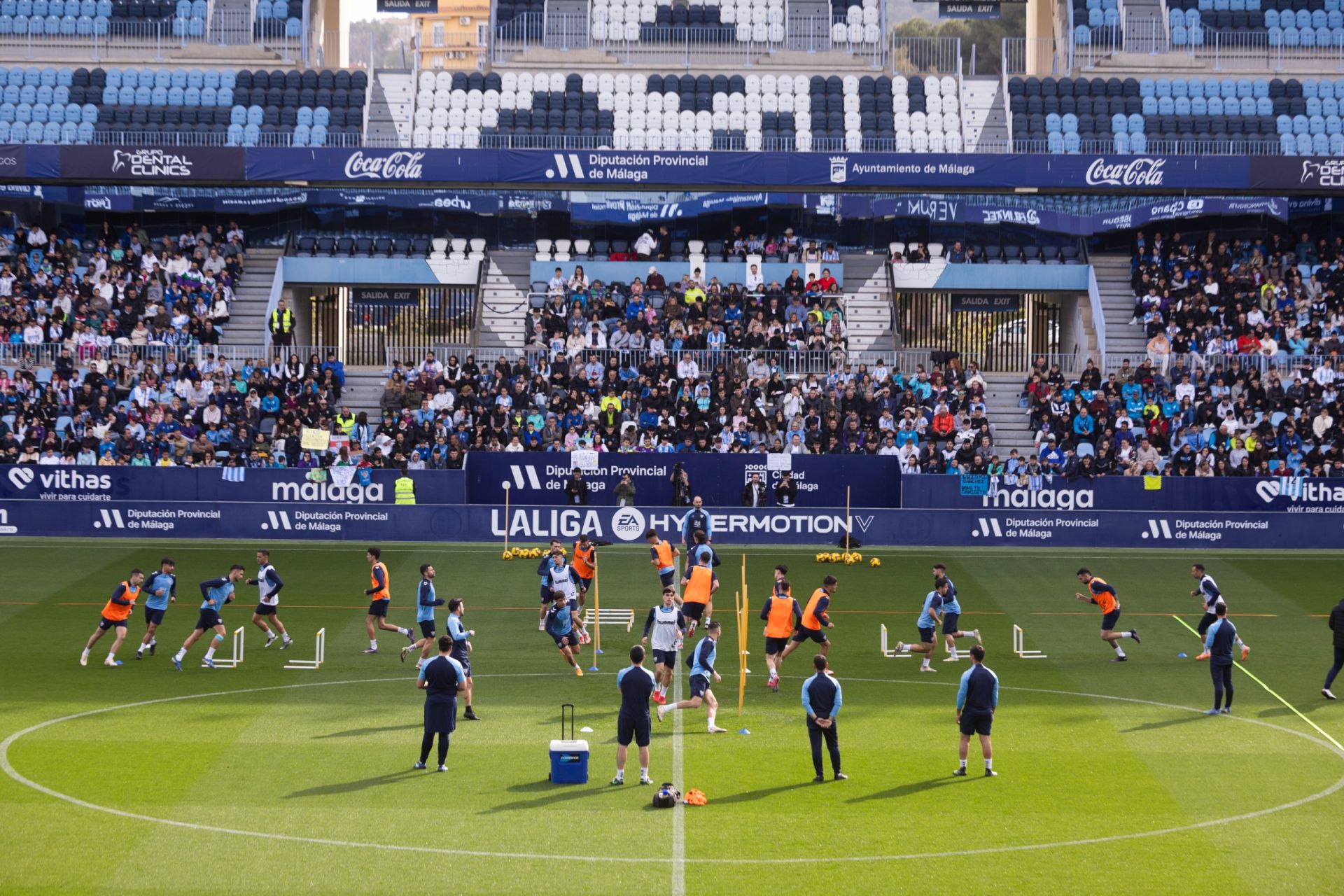 El entrenamiento del Málaga de puertas abiertas, en imágenes