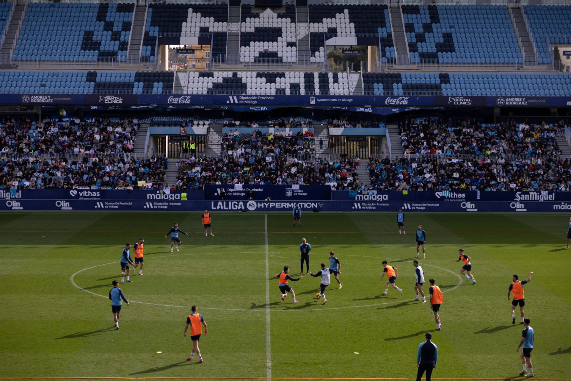 El entrenamiento del Málaga de puertas abiertas, en imágenes