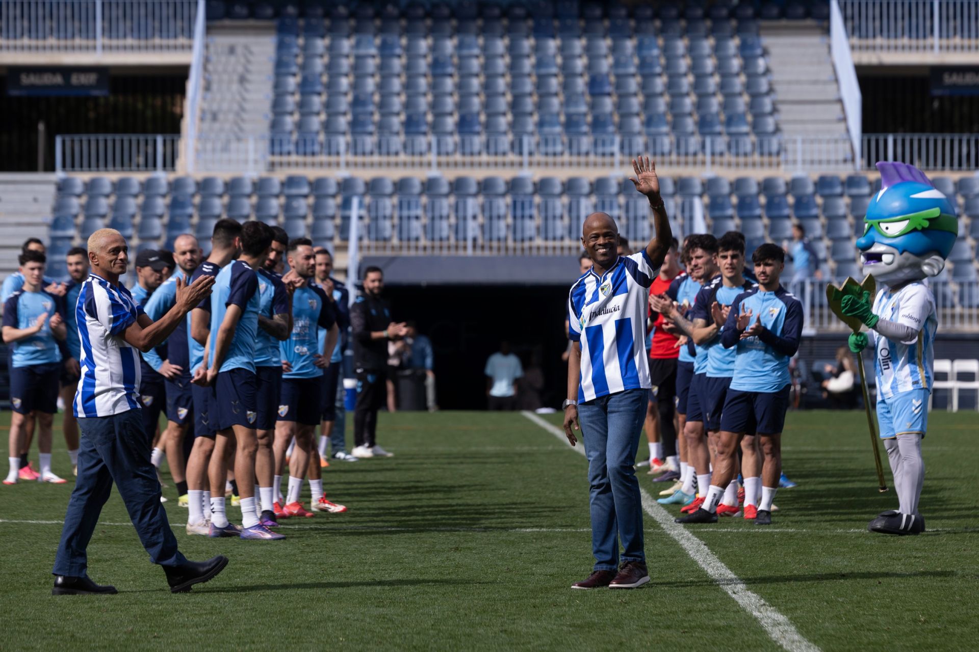 El entrenamiento del Málaga de puertas abiertas, en imágenes