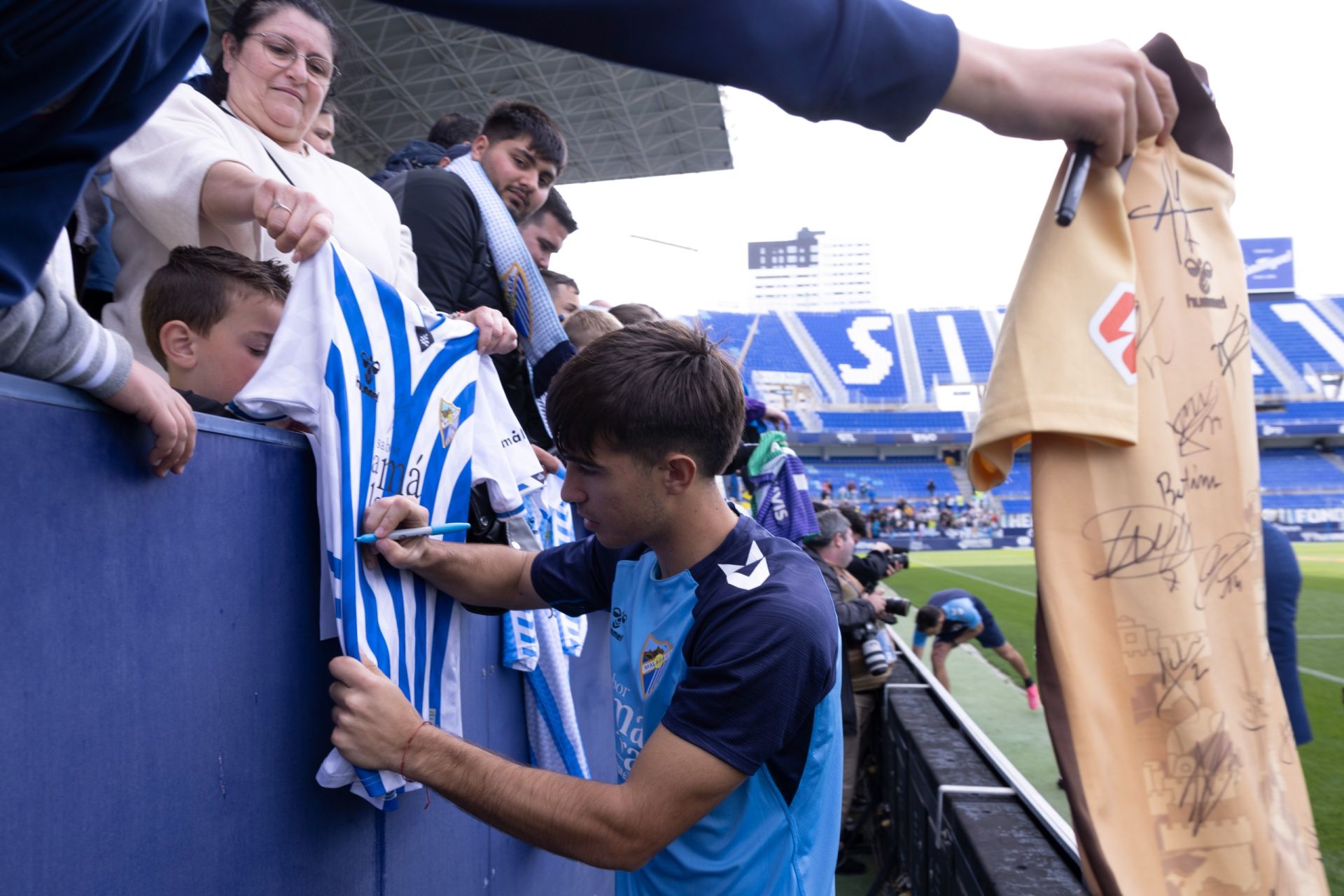 El entrenamiento del Málaga de puertas abiertas, en imágenes