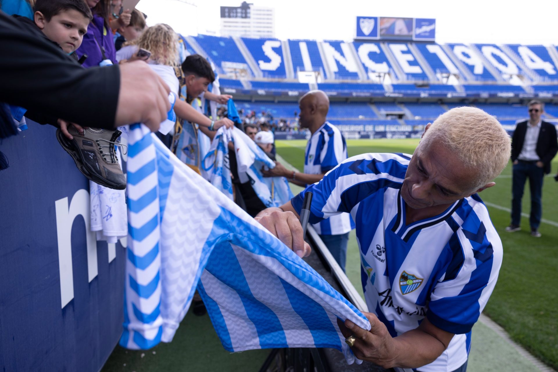 El entrenamiento del Málaga de puertas abiertas, en imágenes