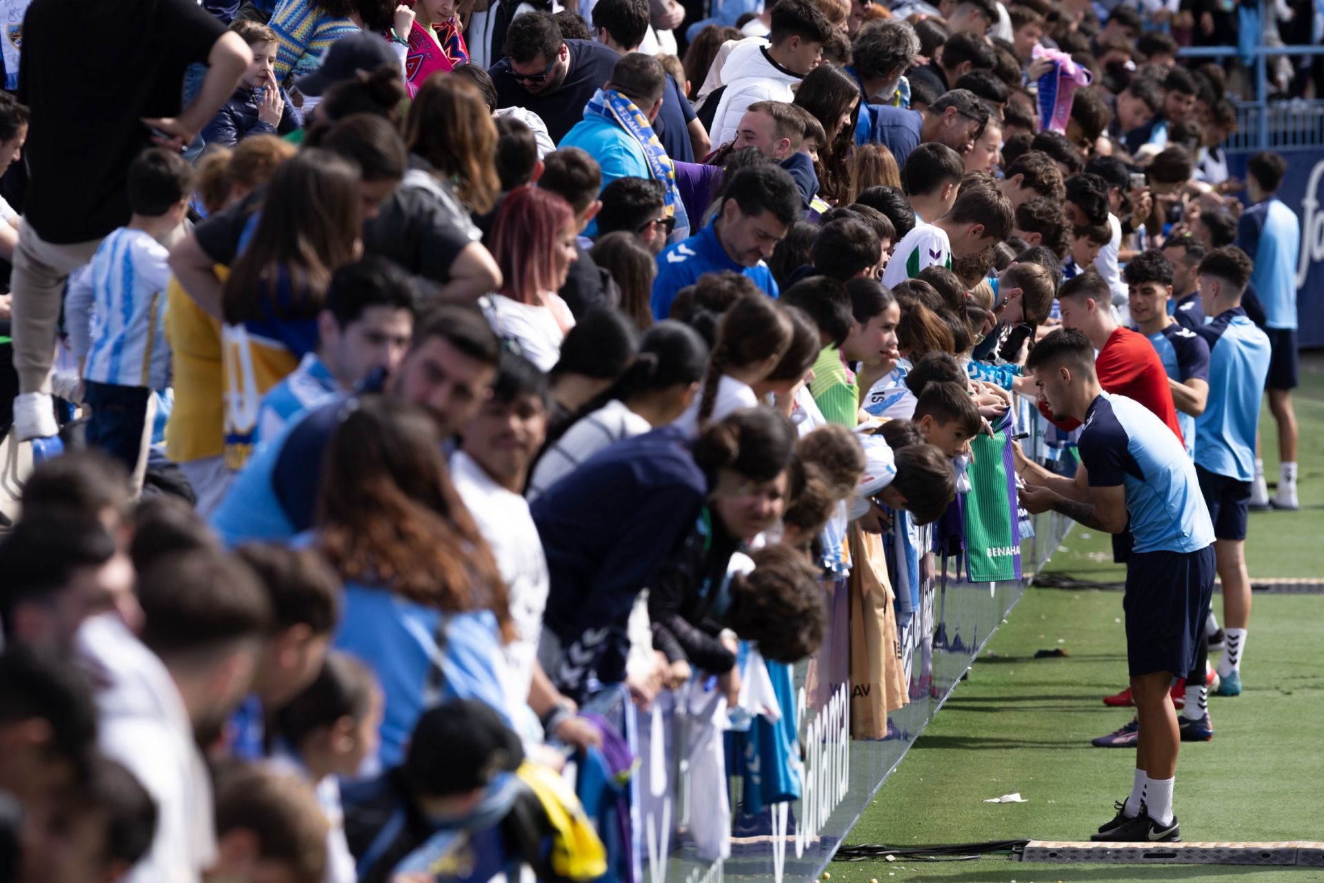 El entrenamiento del Málaga de puertas abiertas, en imágenes