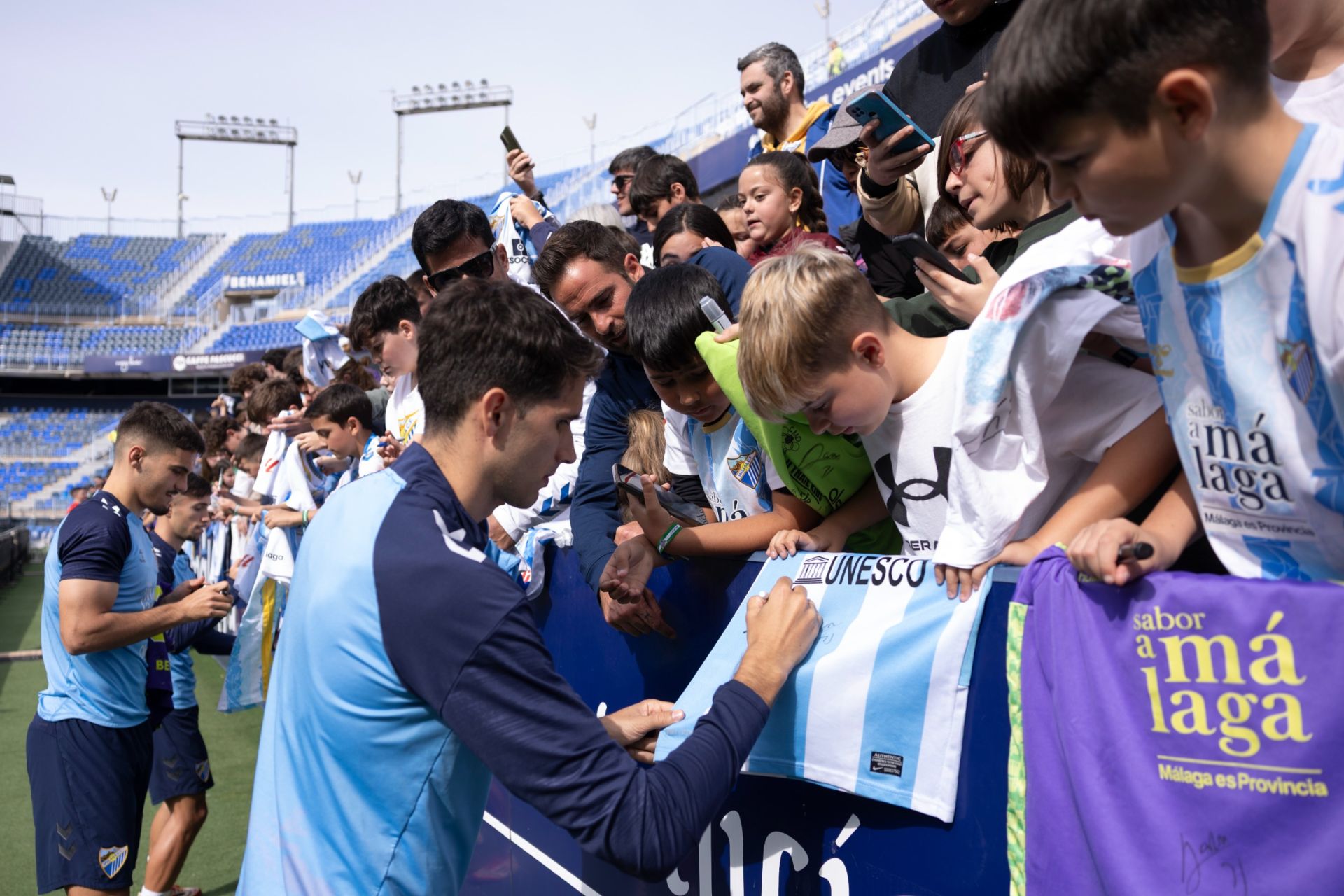 El entrenamiento del Málaga de puertas abiertas, en imágenes