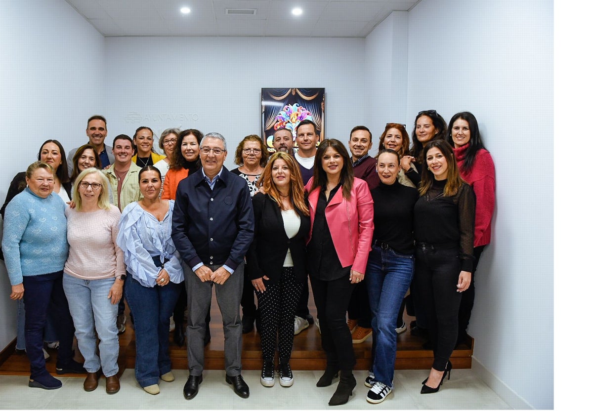 El alcalde, con concejalas y representantes de los colectivos que colaboran en las celebraciones carnavaleras.