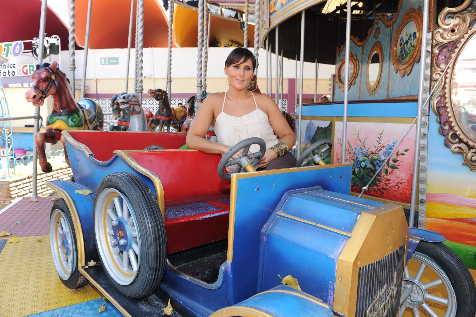 La cantante granadina Rosa López, en su época de más éxito tras su paso por el programa 'Operación Triunfo', actuó en el auditorio de Tivoli y antes posó en uno de los tiovivos de la entrada al parque