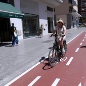 Una mujer monta en bicicleta en la renovada zona de Callejones del Perchel.