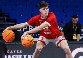 Mario Saint-Supéry, calentando antes de enfrentarse al Tenerife.