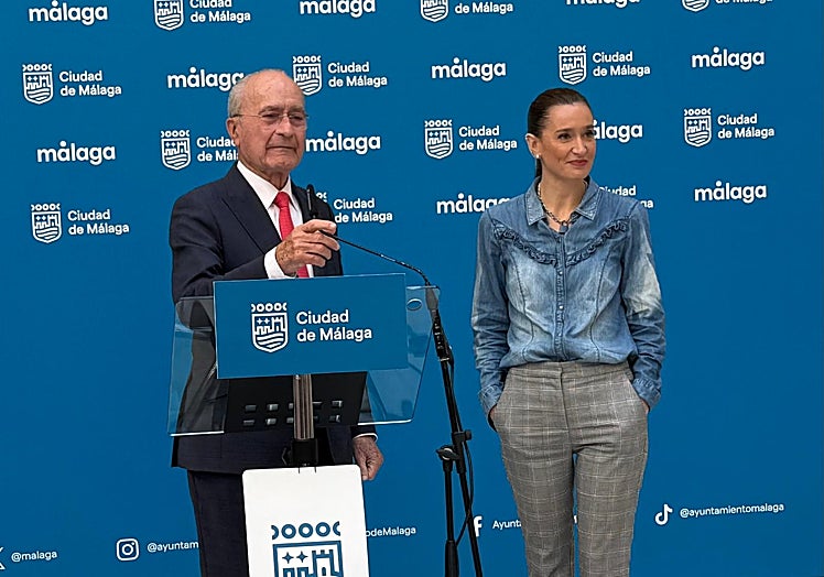 El alcalde de Málaga, Paco de la Torre, y la portavoz popular, Elisa Pérez de Siles, en las comparecencias previas al pleno de este jueves.