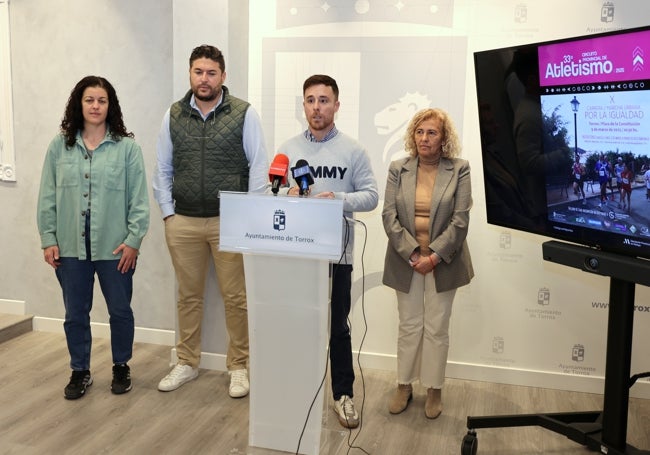 Acto de presentación de la iniciativa deportiva y solidaria en el Ayuntamiento torroxeño.