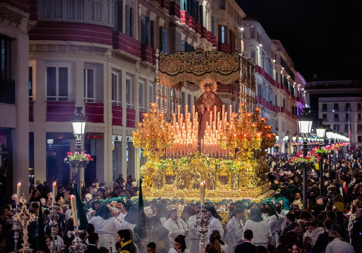 Imagen de archivo de la procesión de la Virgen de la Esperanza el Jueves Santo.