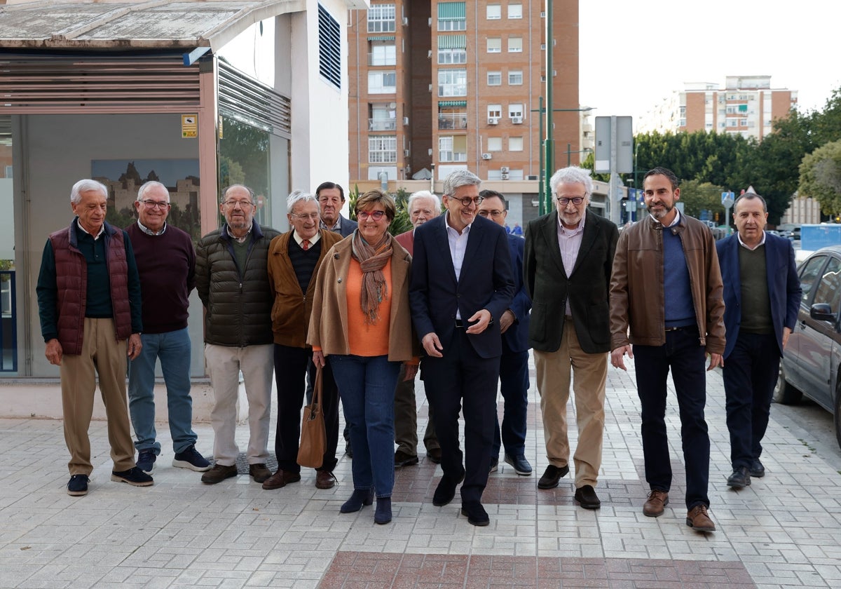 Aguilar con los asistentes a la merienda, en las puertas del establecimiento.