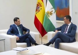 Juanma Moreno y Pedro Sánchez, en el último encuentro que mantuvieron el pasado octubre en La Moncloa