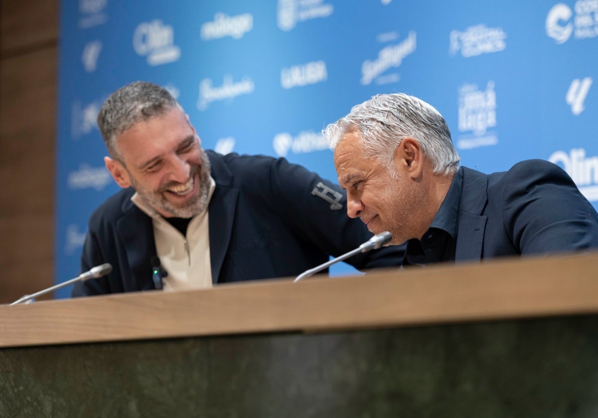 Ibon Navarro, entrenador del Unicaja, y Sergio Pellicer, técnico del Málaga, durante la clase magistral del Máster en Dirección y Marketing de Entidades Deportivas.