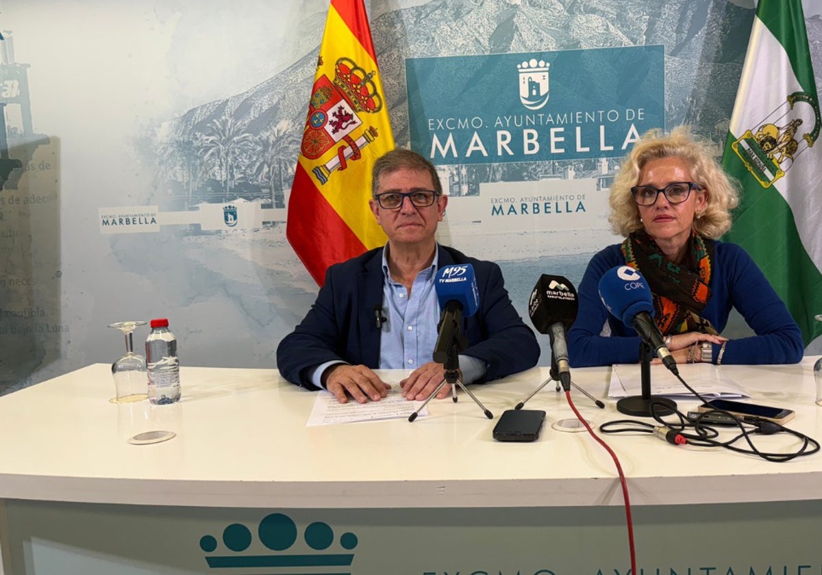 El portavoz de VOX en el Ayuntamiento de Marbella, Eugenio Moltó, y la edil Mari Cruz Terriza.