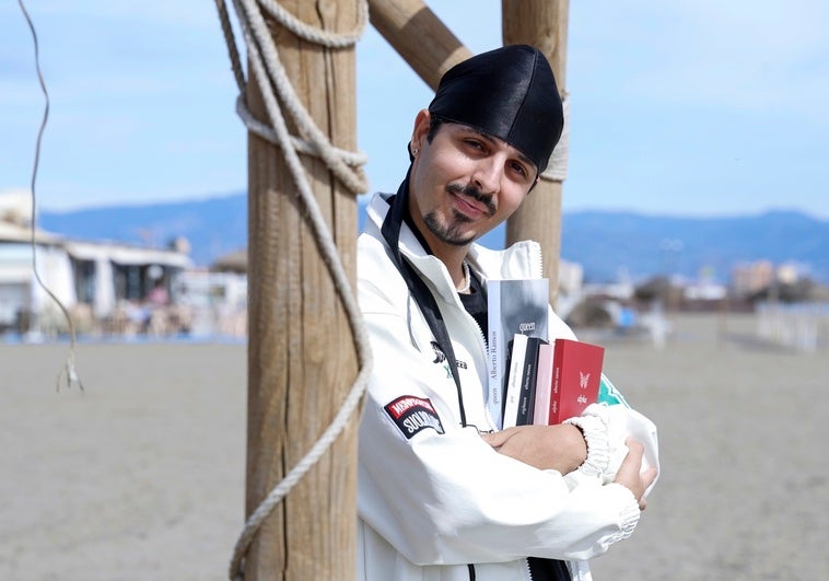 Alberto Ramos, con sus cinco libros en la playa de Los Álamos.