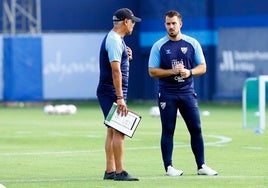 Pellicer conversa con Manolo Sánchez, segundo entrenador del Málaga, durante un entrenamiento.