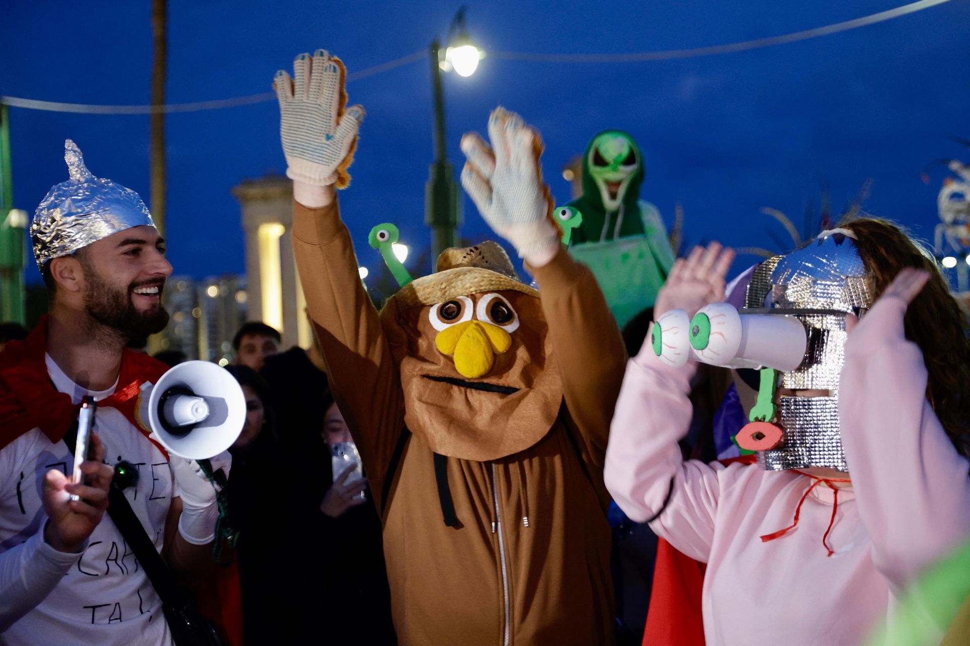 La &#039;quedada extraterrestre&#039; de Carliyo el Nervio en la Plaza de la Marina