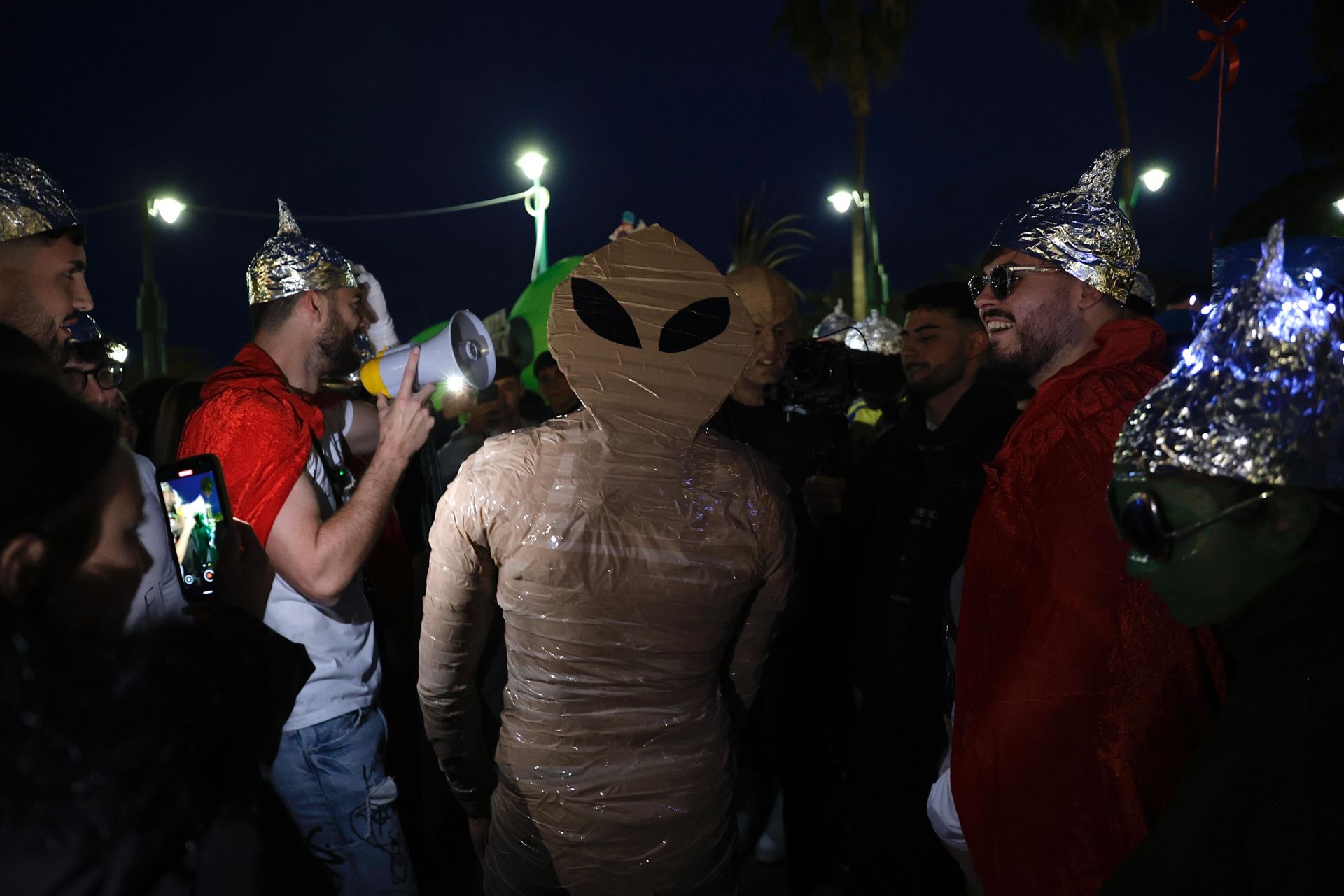 La &#039;quedada extraterrestre&#039; de Carliyo el Nervio en la Plaza de la Marina