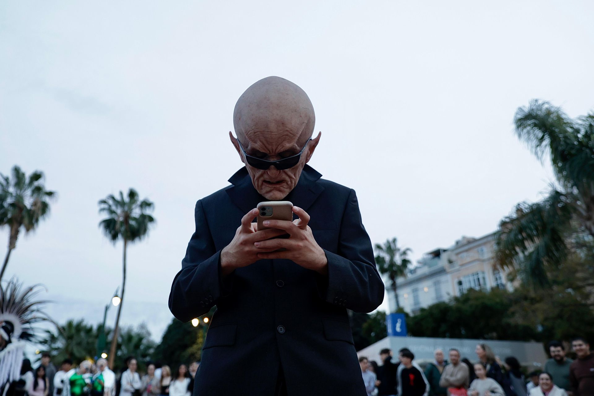 La &#039;quedada extraterrestre&#039; de Carliyo el Nervio en la Plaza de la Marina