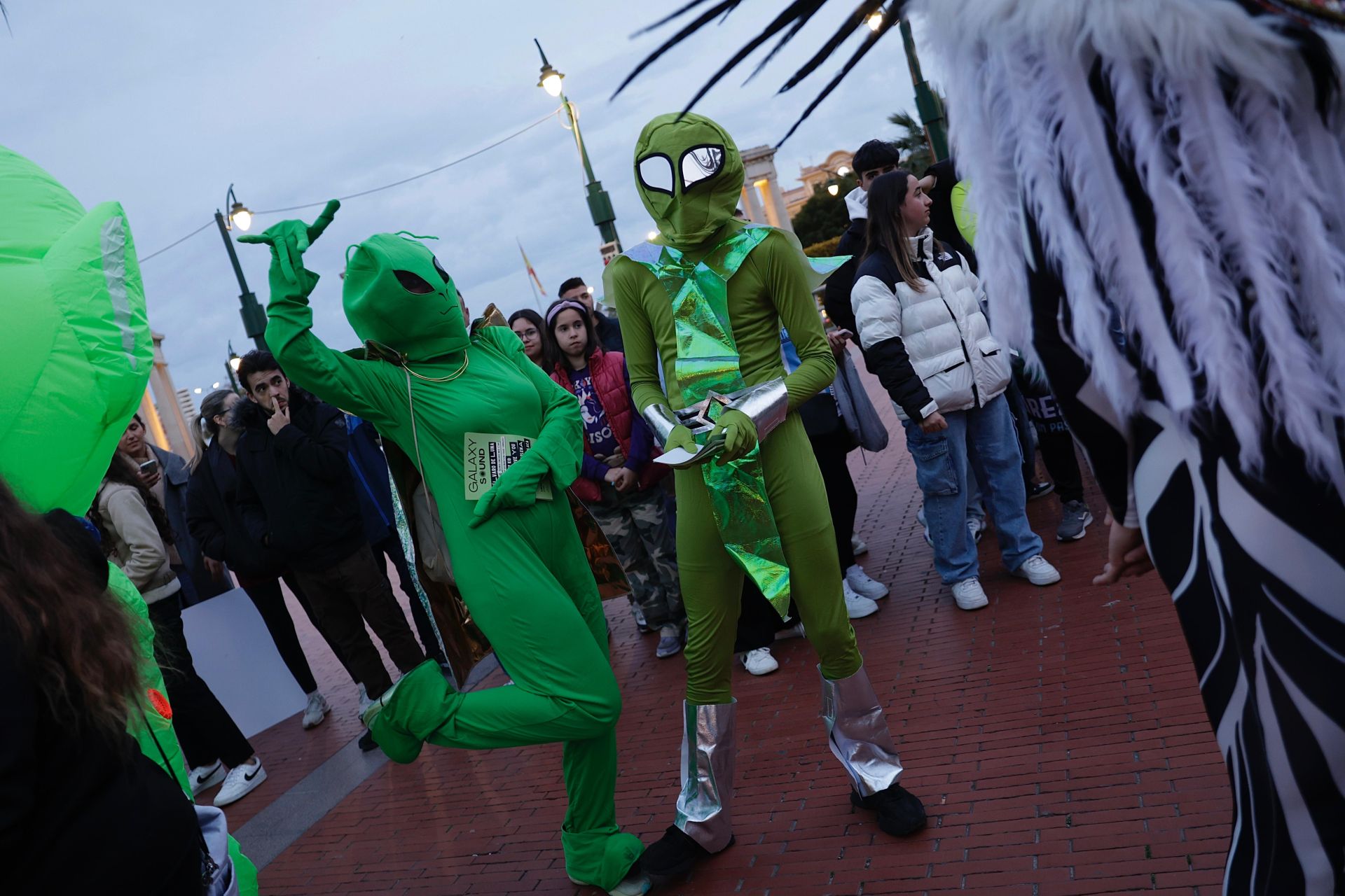 La &#039;quedada extraterrestre&#039; de Carliyo el Nervio en la Plaza de la Marina