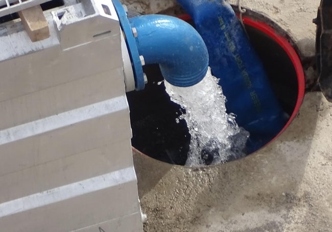 Detalle del caño de agua que sale del freático de Armengual.