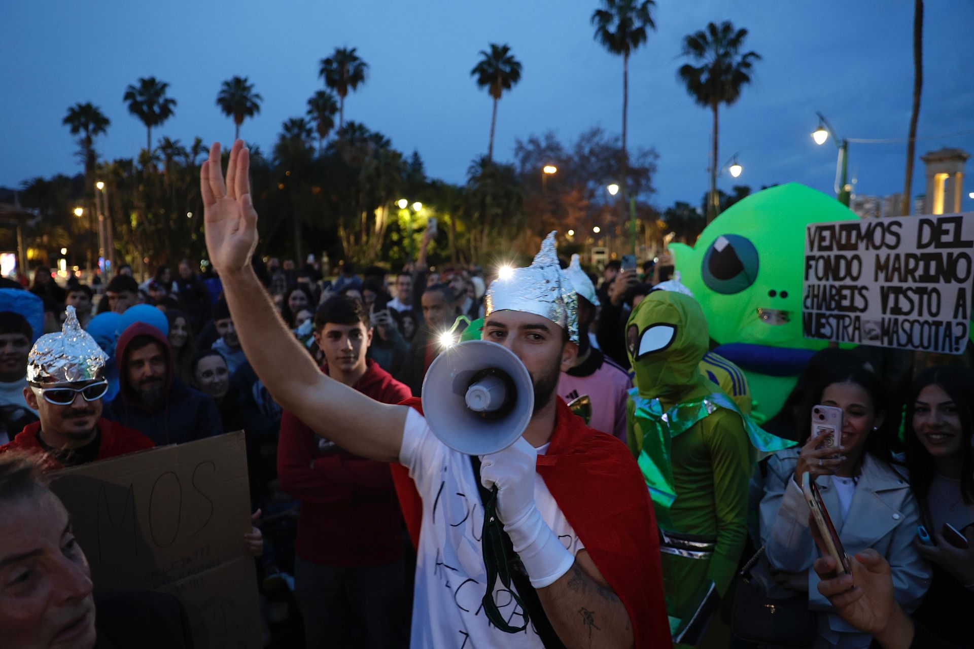 Los extraterrestres toman la plaza de la Marina convocados por el influencer Carliyo el Nervio