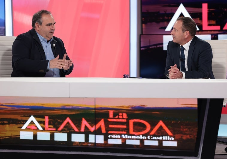 El alcalde de Pizarra, Félix Lozano, con Manolo Castillo, en 'La Alameda'.