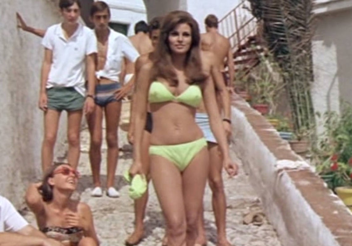 Rachel Welch, con su icónico bikini, en la bajada a la playa de Calahonda de Nerja.