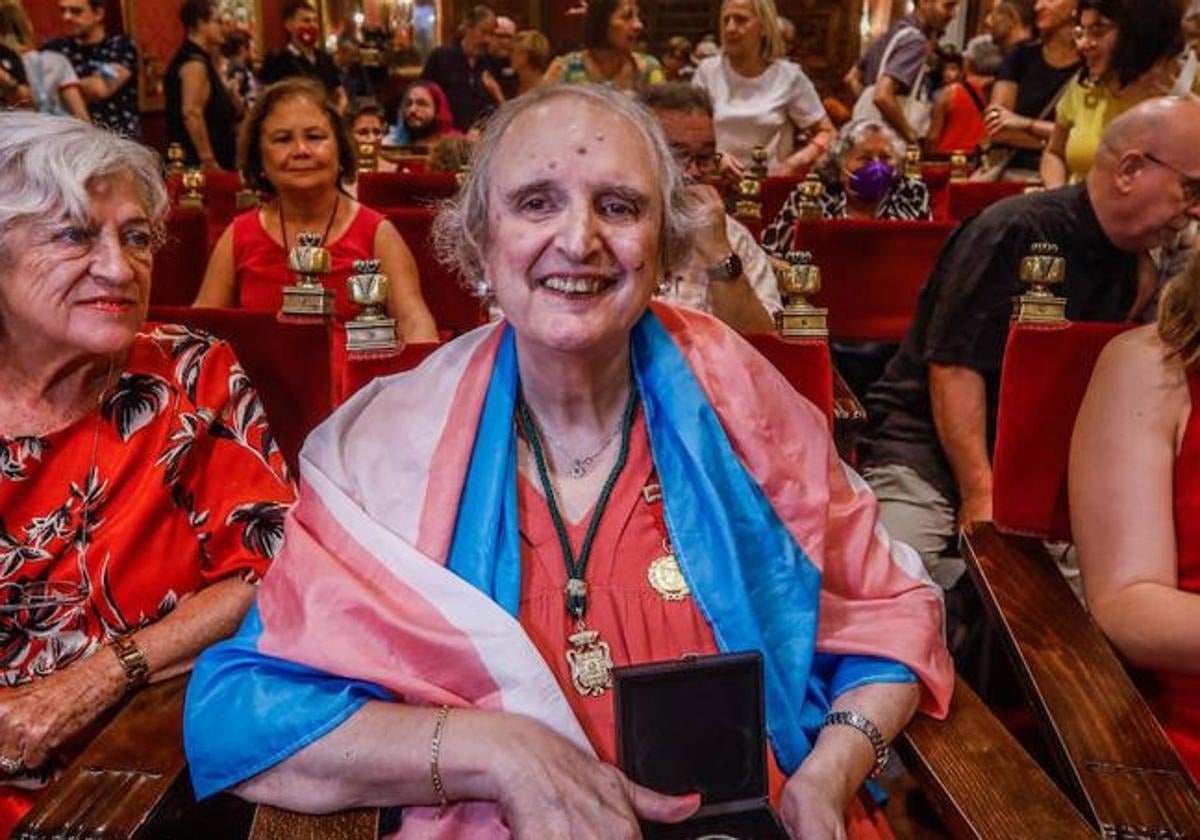 Kim Pérez posa con su medalla en el Ayuntamiento de Granada. Ramón L. Pérez