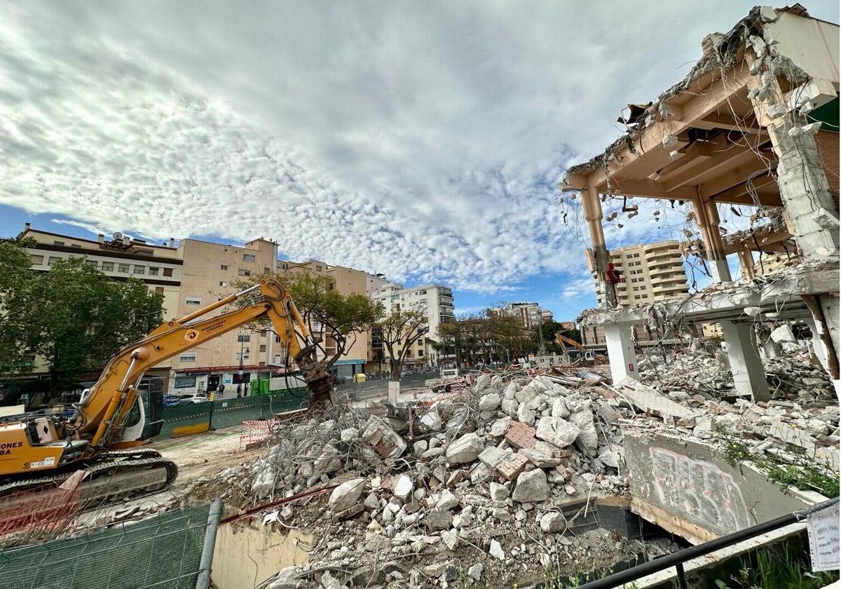 Demolición del antiguo edificio de Mercacentro, en una imagen de archivo.