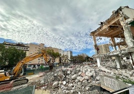 Demolición del antiguo edificio de Mercacentro, en una imagen de archivo.