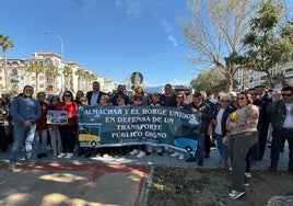 Vecinos de los dos municipios axárquicos, este jueves en la estación de autobuses de Torre del Mar.