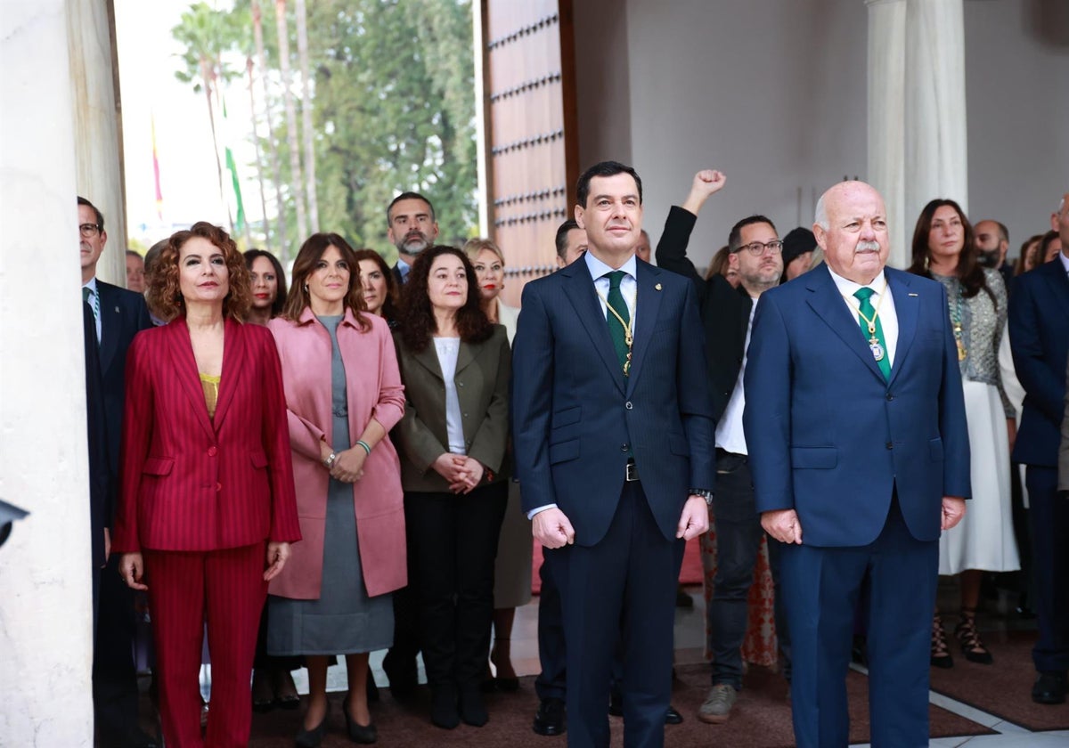 El presidente de la Junta, Juanma Moreno, junto a Jesús Aguirre en el acto del 28F en el Parlamento.