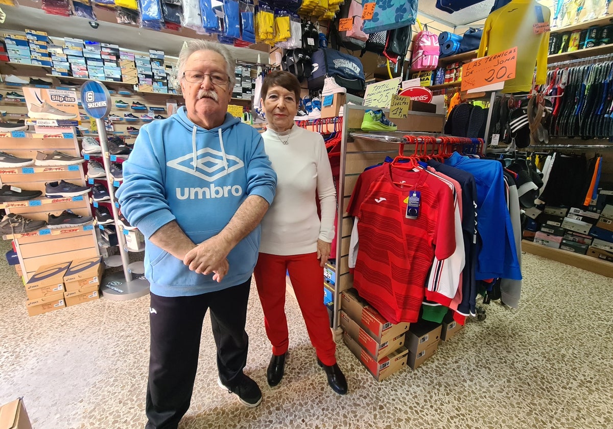 José e Isabel en el interior de su comercio.