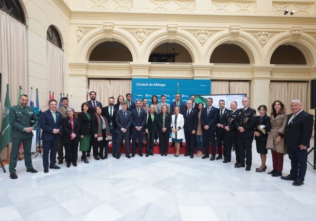 Foto de familia con las autoridades asistentes al acto.